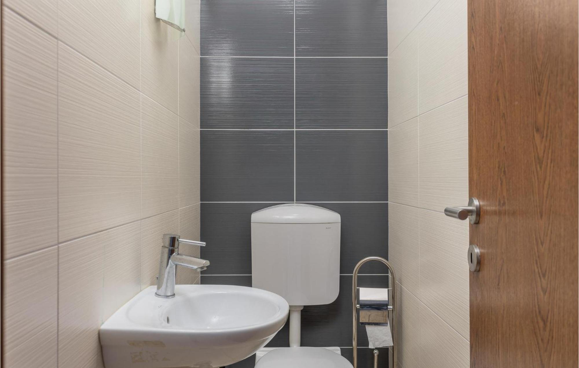 Amazing Apartment In Njivice With Kitchen 외부 사진